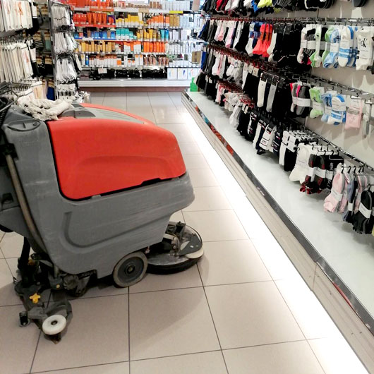 Mit modernste Reinigungsmaschinen sorgen für sauberen Böden.